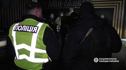 «У меня есть вторая»: мужчина бросил гранату в автомобиль полиции, ранены 2 сотрудника, — полиция Украины