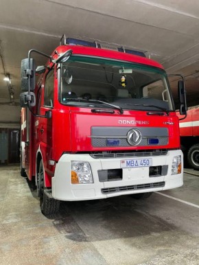 За сутки столичные пожарные восемь раз выезжали на помощь водителям: машины застревали в сугробах во дворах и на подъёмах