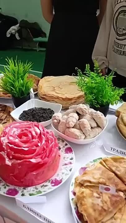 Французские, немецкие и даже японские блины приготовили студентки из колледжа технологий перед Масленицей