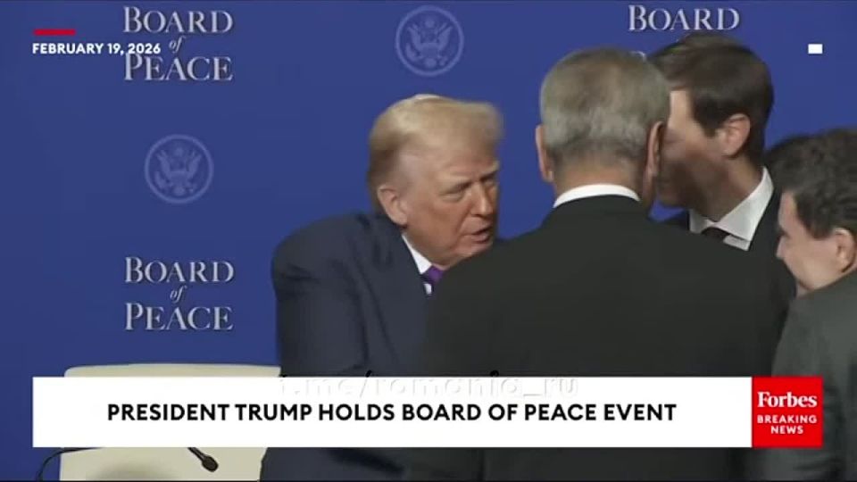 Охрана Дональда Трампа отодвинула румынского президента от американского лидера, когда тот хотел задержаться после рукопожатия на саммите Совета мира в Вашингтоне