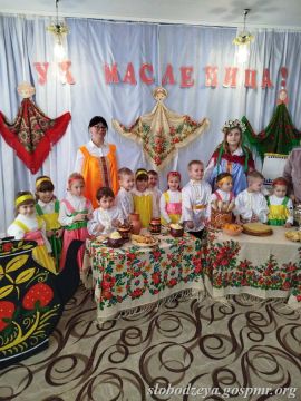 Малыши вместе с родителями напекли блины и устроили праздник