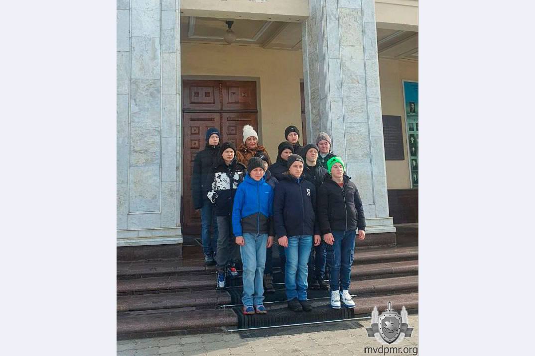 Макаренцы побывали в театре