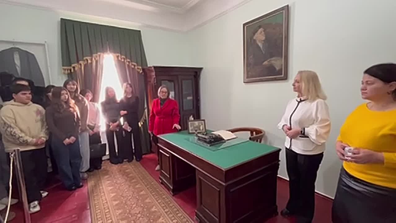 Для студентов медицинского колледжа провели экскурсию в доме-музее академика Николая Зелинского