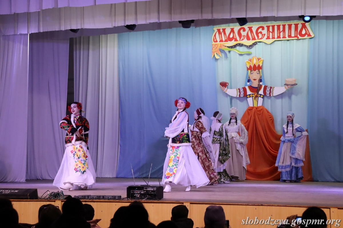 Одно из масленичных чучел сожгли в центре Слободзеи