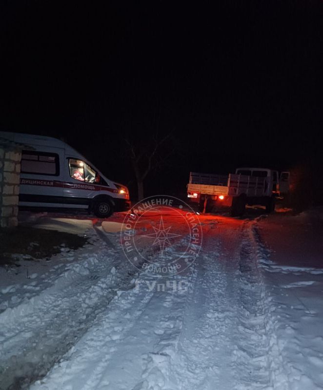 Помощь сотрудников ГУпЧС. Вчера вечером в Бендерах автомобиль скорой не смог подняться на крутом подъёме