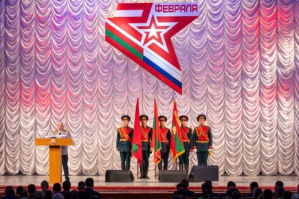 ВОЕННОСЛУЖАЩИЕ ПРИНИМАЮТ ПОЗДРАВЛЕНИЯ В ПРЕДДВЕРИИ ДНЯ ЗАЩИТНИКА ОТЕЧЕСТВА