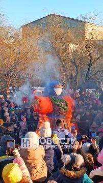 Сотни людей собрались в Екатерининском парке, чтобы увидеть главное событие – сжигание чучела Масленицы