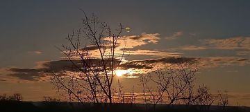 Закат в Прощеное воскресенье восхищает: на этот раз небо окрасилось в медовые оттенки