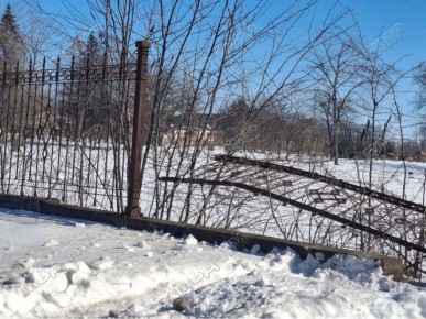В Тирасполе водитель протаранил забор дендропарка