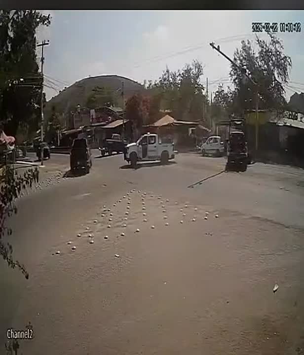 Боевики наркокартеля CJNG атаковали на своих бронированных пикапах отряд Национальной гвардии