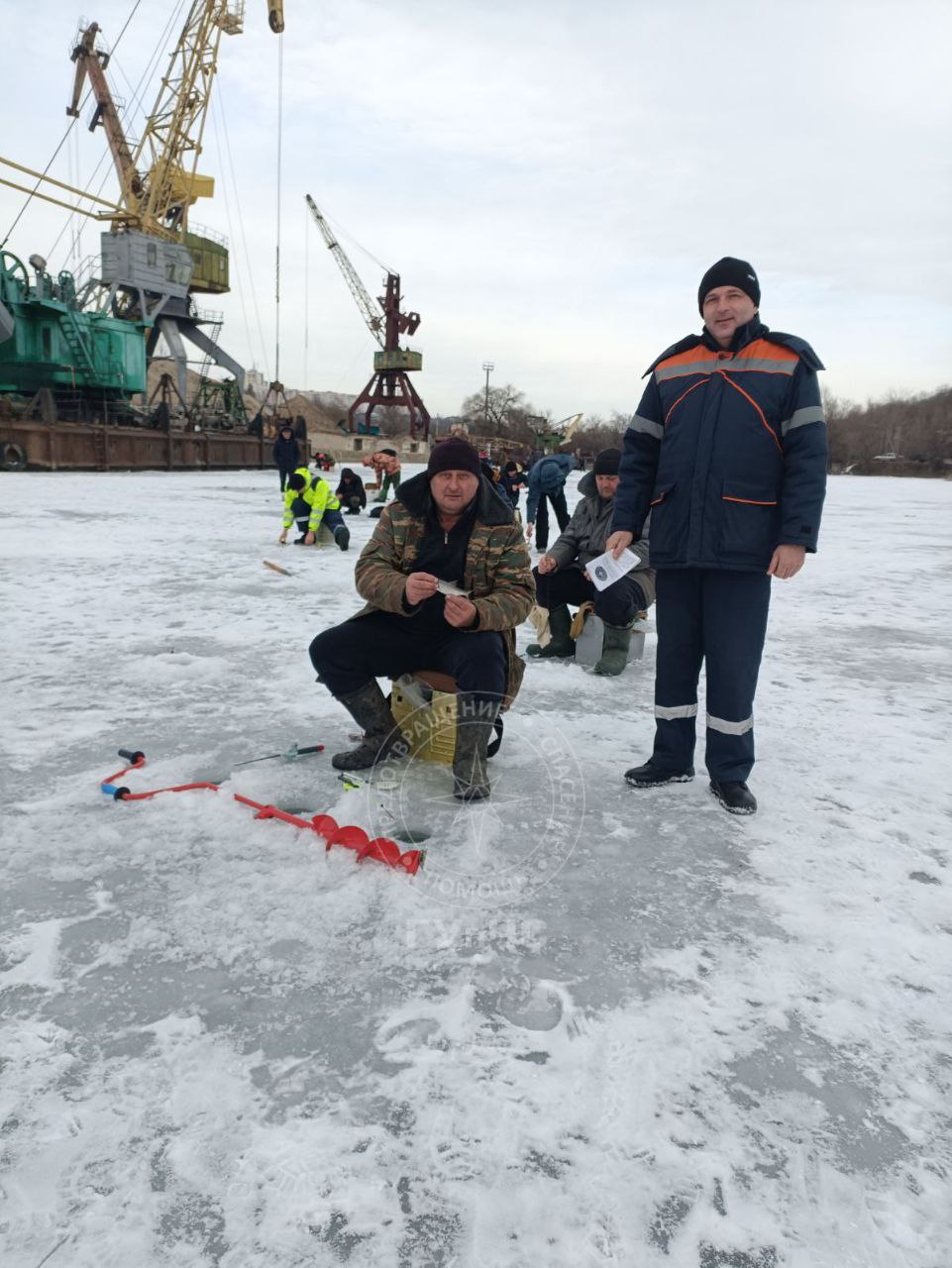 А тем временем в районе насосной станции у села Ержово, любители зимней рыбалки на льду Днестра продолжают проводить свой досуг