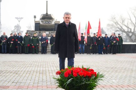 Глава государства возложил цветы к могилам и памятникам защитникам Отечества