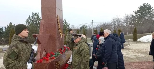 Цветы в память о защитниках Отечества сегодня несут и в Рыбнице