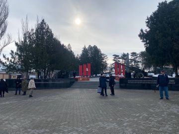 Бендерчане собираются у мемориала на площади Героев