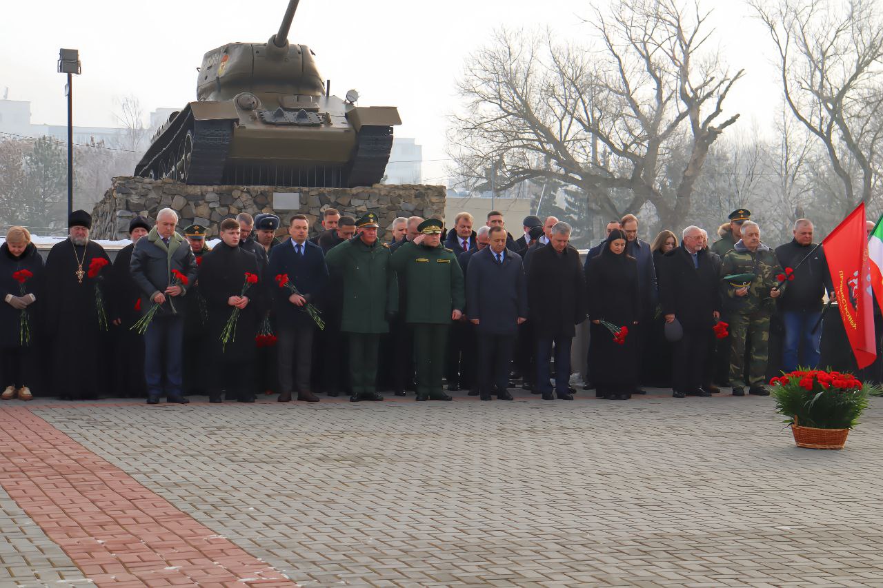 В возложении цветов к Вечному огню, памятным плитам и монументам погибшим воинам приняли участие заместитель главы госадминистрации по экономическому развитию и предпринимательству Андрей Челенгир и председатель...