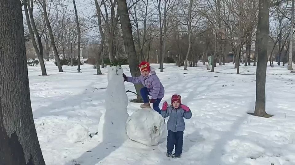 А пока в столичном парке Победы ребятишки лепят снеговиков