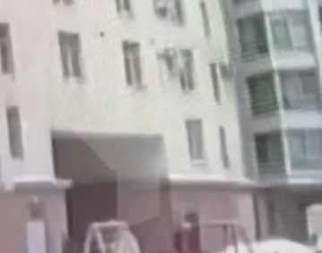 Дворник поймал упавшего с седьмого этажа ребёнка в Петербурге