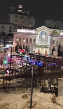 Автомобиль ДПС взорвался на площади Савёловского вокзала в Москве: