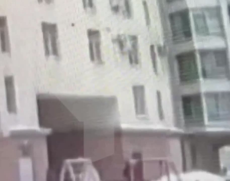 В Санкт-Петербурге дворник спас мальчика, который выпал из окна 7-го этажа