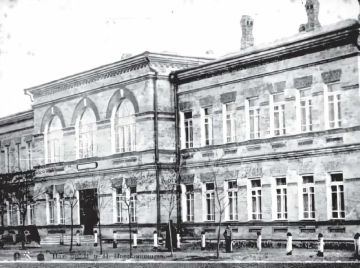 Столичной гимназии исполнилось 133 года - в 1893 она называлась женской гимназией