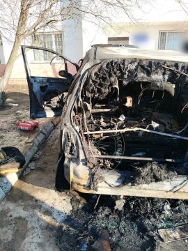 В Днестровске на парковке у многоэтажки загорелся MercedesBenz, огонь перекинулся на BMW