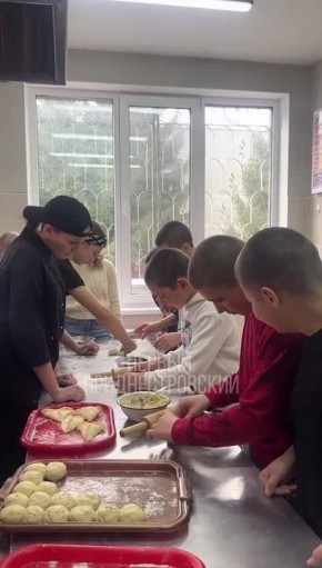 В столичном техникуме коммерции воспитанники школы Макаренко учатся готовить пирожки