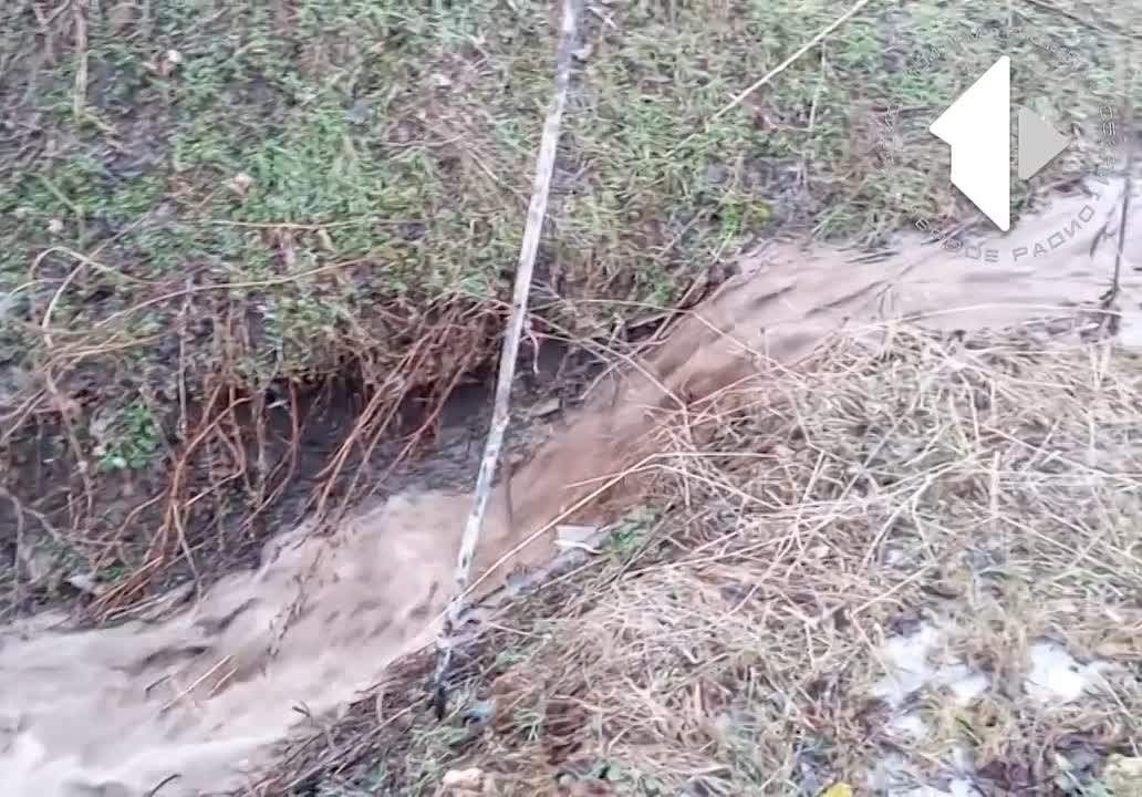 Жители села Шмалена борются с весенним паводком