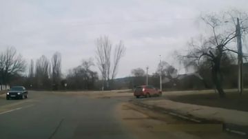 Падение кусков моста на машину попало на видеорегистратор