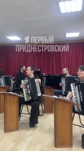 Прямо сейчас на репетиции играют мелодию из «Ведьмака»