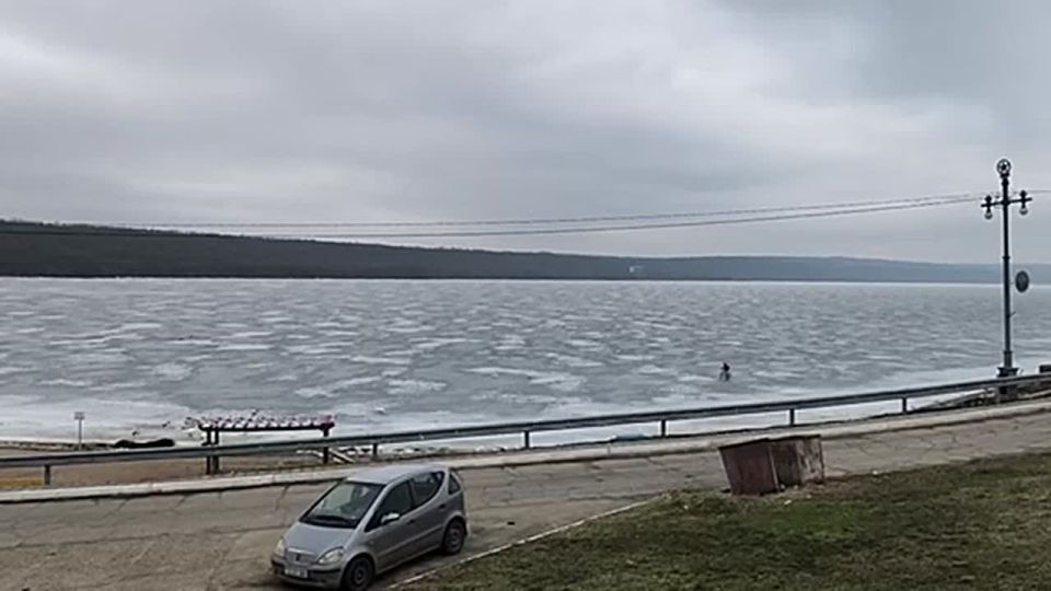 Чей-то мужик испытывает судьбу на дубоссарском водохранилище: гуляет с велосипедиком по тонкому льду
