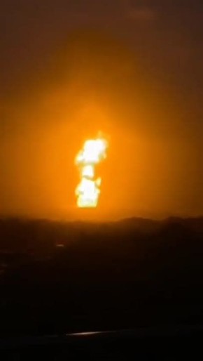 Грязевой вулкан извергается мощным огнем в Сан-Хуан-де-Ураба, Колумбия