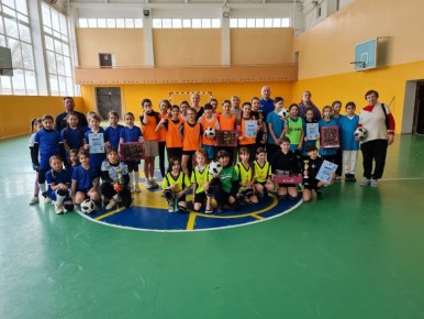 Команда девочек из Дубоссарской гимназии № 1 — победитель футбольного турнира «Белоснежка»