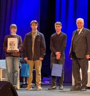 На форуме вручили призы победителям розыгрыша: смартфон, планшет и умную колонку «Алиса»