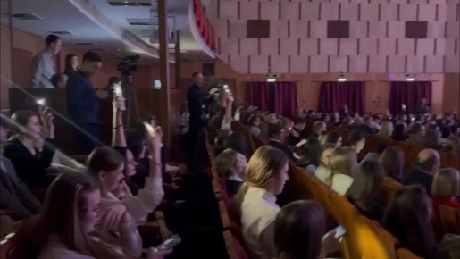 Участников и гостей форума спросили: «Кто пользуется чатом GPT? А кто ходит в библиотеку?» На видео итоги опроса