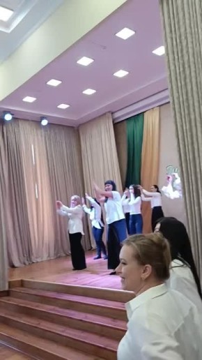 Мамы первоклассников танцуют на сцене под Артура Пирожкова