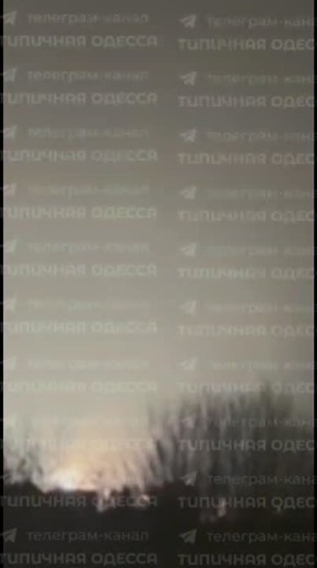 Зарево от пожара в Ильичевске Одесской области после ударов дронами