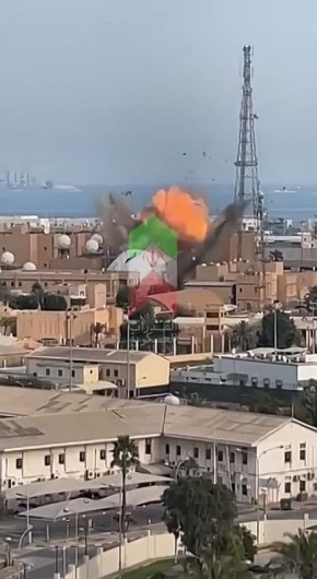 В дело пошли "Шахеды". На кадрах видно, как "шахед" продолжает добивать базу 5-го флота США в Бахрейне