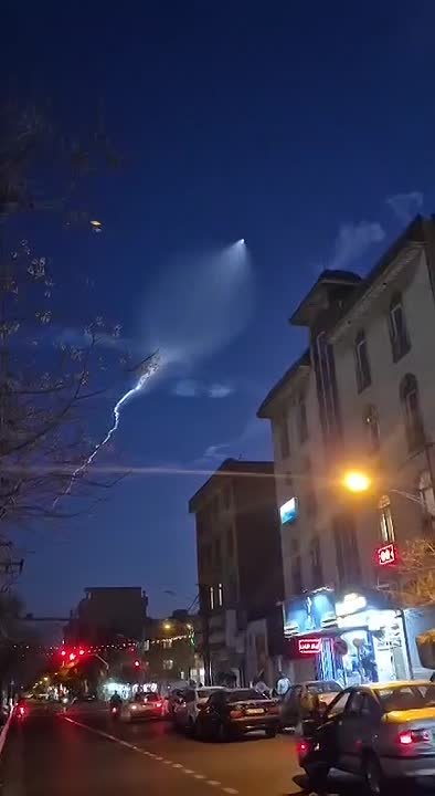 Иран перешел к запускам гиперзвуковых ракет "Фаттах" с тяжелыми боеголовками