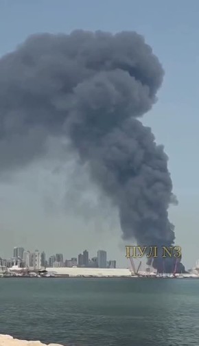 Местные СМИ пишут, что военно-морская база США в Бахрейне по-прежнему горит в результате иранского удара