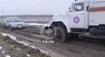 Вытащили из грязи. В пятницу вечером за помощью к спасателям обратился водитель «Крайслера»