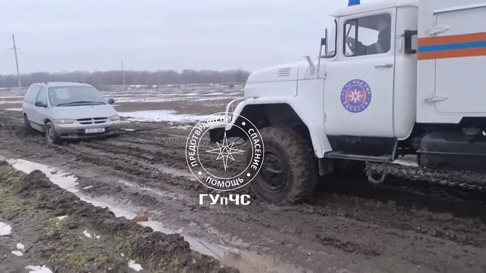 Спасатели на ЗИЛе отбуксировали «Крайслер», который увяз в грязи