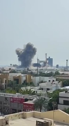 Ещё кадры удара иранских ракет по базе ВМС США в Бахрейне