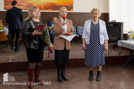 Депутат Верховного Совета Елена Соболева вручила орден «Трудовая Слава» Ирине Гайдаржи