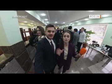 Взрослые пытаются решить, стоит ли учить детей уверенно, безопасно и с пользой жить и работать в мире, где почти всё связано с компьютерами, интернетом и смартфонами