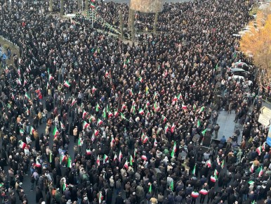 Толпы людей на улицах Тегерана