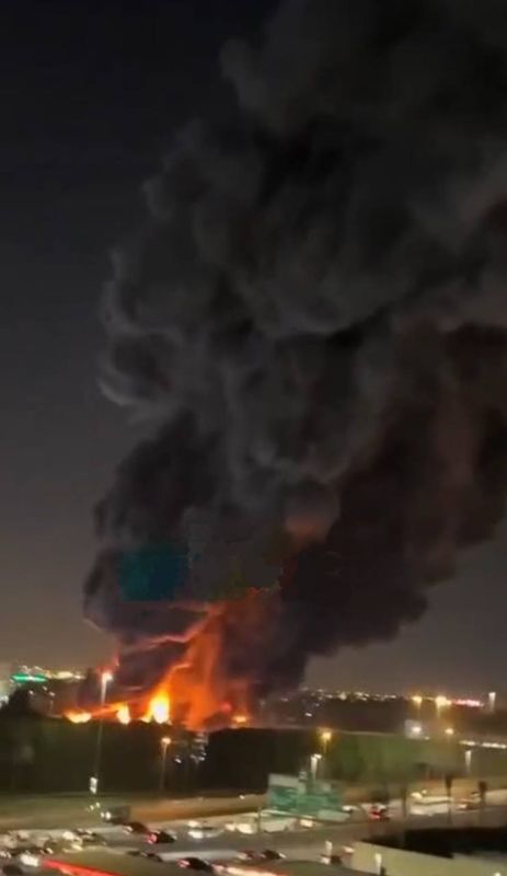 База 5-го флота США в Бахрейне горит с обеда