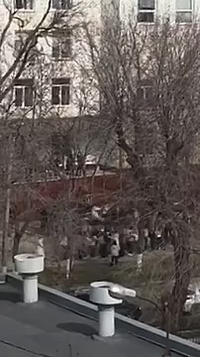 Ученики 9 школы в Тирасполе собрались в длинный паровозик и танцуют