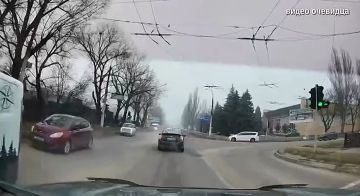 Проигнорировал знак. Грубое нарушение ПДД зафиксировал видеорегистратор очевидца в Тирасполе, на улице Шевченко