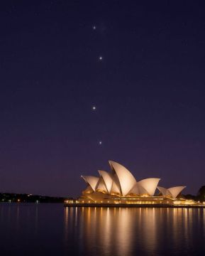Сатурн, Марс, Венера и Юпитер над Сиднейским оперным театром, Австралия, во время «парада планет»