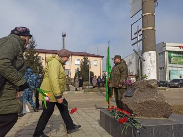Церемония возложения цветов прошла и у гранитного знака, установленного в память о донском казаке-добровольце Михаиле Зубкове, который погиб 2 марта 1992 года